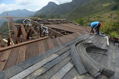 Llantas abandonadas sirven para construir &quot;iglús&quot; en las montañas de Colombia