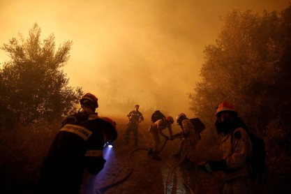 Bomberos intentan apagar incendios forestales en Grecia