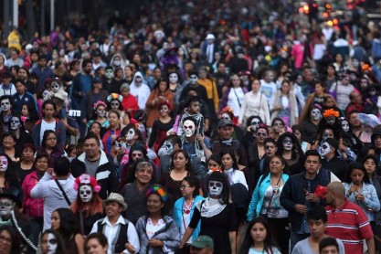 Catrinas desfilan en México previo al Día de Muertos