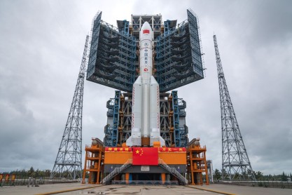 Capturan la primera imagen del cohete chino que orbita la Tierra descontroladamente
