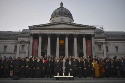 Luces se encienden en Londres un día después del ataque