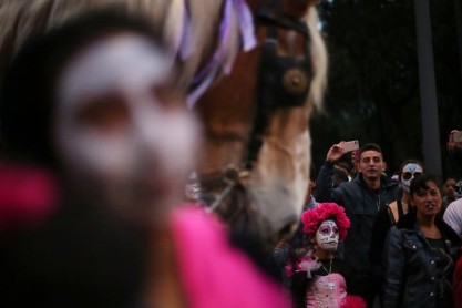 Catrinas desfilan en México previo al Día de Muertos