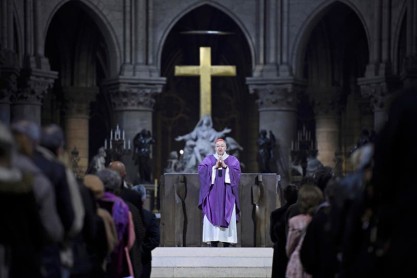 LUTO EN PARÍS: Misa en Notre Dame por las víctimas de los atentados