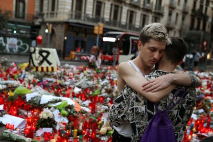 Las Ramblas se llena de flores en memoria a las víctimas del atentado en Barcelona