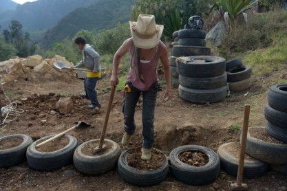 Llantas abandonadas sirven para construir &quot;iglús&quot; en las montañas de Colombia