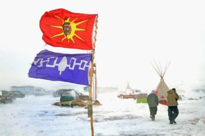 Tribus de nativos americanos y veteranos militares protestan contra el oleoducto de Dakota del norte