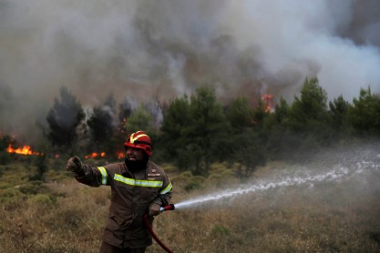 Bomberos intentan apagar incendios forestales en Grecia