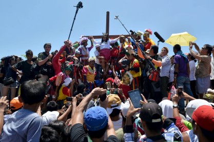 Filipinos se flagelan y crucifican como Cristo
