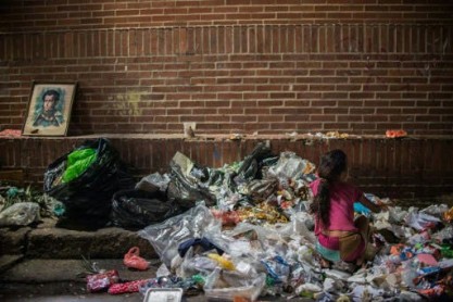 Comiendo de la basura, el drama que viven muchos venezolanos