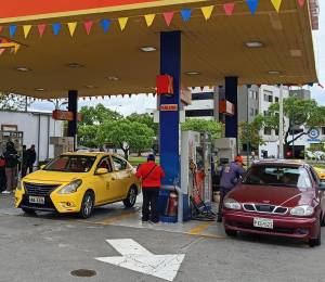 Los precios de las gasolinas registran una reducción de cuatro centavos a nivel nacional.