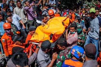 Indonesia tiembla dejando numerosas pérdidas humanas