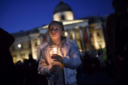 Luces se encienden en Londres un día después del ataque