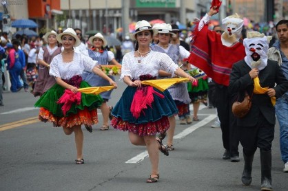 Cuenca celebra con desfiles y colores