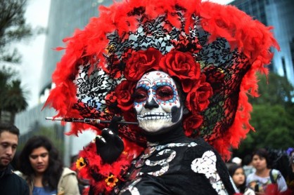 Catrinas mexicanas toman las calles previo al Día de Muertos