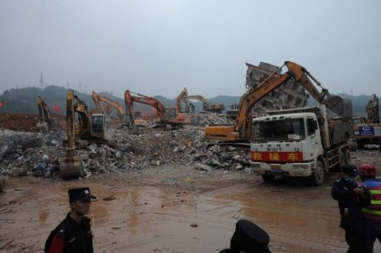 Trabajo de rescatistas por encontrar sobrevivientes tras deslave de tierra en China