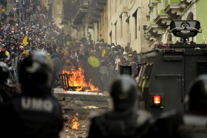 Sindicatos y estudiantes sitian el centro de Quito