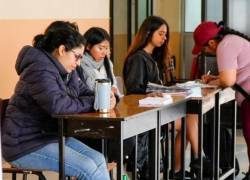 Imagen de las últimas elecciones por el Referéndum y Consulta Popular 2025 donde se puede ver trabajando a algunos de los Miembros de las Juntas Receptoras del Voto.