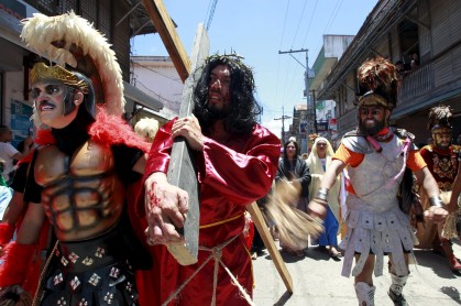 Filipinos se flagelan y crucifican como Cristo