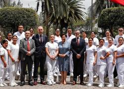 El embajador de Italia en Ecuador, Giovanni Rivoli (c-i), posa junto a la canciller de Ecuador, Gabriela Sommerfeld (c-d), este lunes, en Quito (Ecuador).