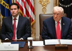 El presidente de Estados Unidos, Donald Trump (centro), junto con el secretario de Estado, Marco Rubio (izq.), y el secretario de Defensa, Pete Hegseth (der.), en la Sala del Gabinete de la Casa Blanca en Washington, DC, el 2 de diciembre de 2025.