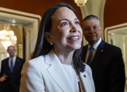 La líder opositora venezolana, María Corina Machado, saluda a senadores estadounidenses.