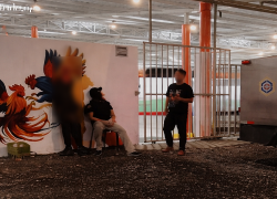 Fotografía que muestra la fachada de la gallera en donde ocurrió la masacre.