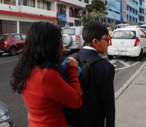 Fotografía referencial de una madre llevando a su hijo al colegio.