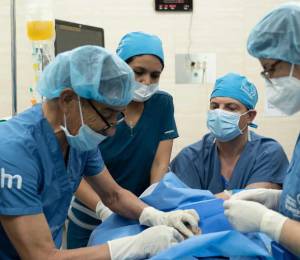 Médicos realizan cirugía de alta complejidad.