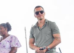 Fotografía que muestra al mandatario Daniel Noboa en la firma de un convenio para financiar obras para pueblos y nacionalidades de Esmeraldas, este jueves 24 de octubre.