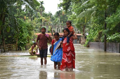 Aldeanos de Baghmari se refugian tras inundaciones en India