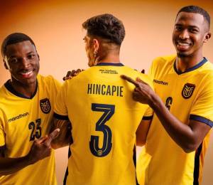 Moisés Caicedo, Piero Hincapié y Willian Pacho luciendo la camiseta titular de Ecuador para el Mundial 2026.