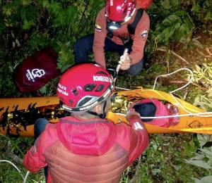 Rescate de una adolescente herida durante caminata.