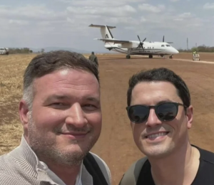 Henry Parra y Adam Hlavaty murieron en un accidente aéreo en Kenia.