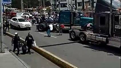 Transportistas de Ecuador y Colombia bloquean el paso fronterizo del puente Rumichaca durante protesta