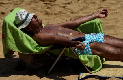 Ciudadanos aprovechan la ola de calor en España