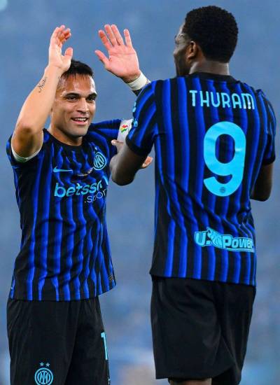 Lautaro Martínez y Marcos Thuram celebrando el gol anotado a la Lazio en la final de la Copa Italia