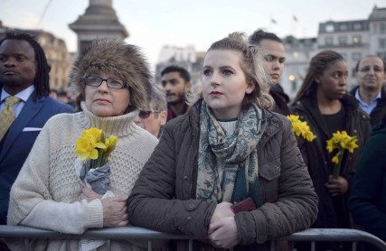 Luces se encienden en Londres un día después del ataque