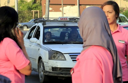 Taxis rosa recorren las calles de Egipto