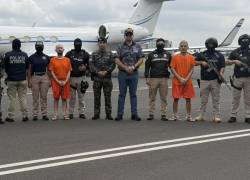 Fotografía en la que se observa a Celso Miguel Moreira Heredia ('Patucho Celso') y a Darío Javier Peñafiel Nieto ('Topo') antes de abordar un avión hacia Estados Unidos.