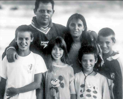 $!Foto familiar con los padres de Santi: Rafael y Mariana y sus hermanos Tomás, Lucas y Josefina. Su padre superó dos veces al cáncer y su madre se suicidó en 2019.