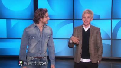 Ellen DeGeneres aprende español con el mexicano Eugenio Siller Ellen DeGeneres aprende español con el mexicano Eugenio Siller