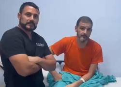Alvarez junto a su abogado, Julio Cueva (D), y el cirujano que revisó su caso en la clínica privada a la que fue trasladado.
