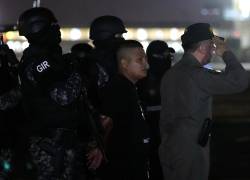 Fotografía que muestra el arribo de alias Topo tras sy captura a la ciudad de Guayaquil, el pasado 13 de septiembre.