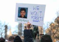 La gente sostiene una foto de Liam Conejo Ramos, un niño de cinco años que fue retenido por agentes de inmigración, durante una protesta de ICE Out en Nueva York el 23 de enero de 2026.