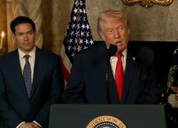 Captura de video tomada de una transmisión de La Casa Blanca del presidente de Estados Unidos, Donald Trump (C).