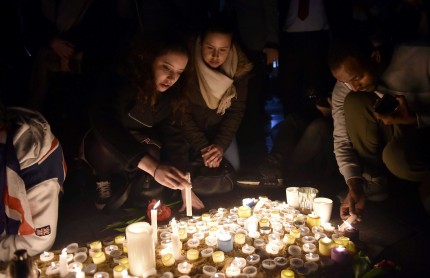 Luces se encienden en Londres un día después del ataque