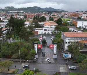 Fotografía de uno de los campus principales de la Universidad de Cuenca.