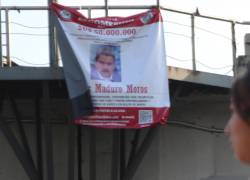 Cartel que muestra la recompensa que Estados Unidos ofrece por información que lleve a la captura de Nicolás Maduro, en un puente de Guayaquil.