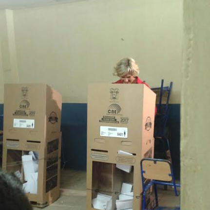 La candidata presidencial Cynthia Viteri sufragó en Guayaquil
