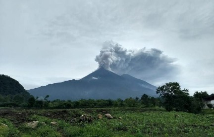 Desolación en poblado arrasado por la furia de un volcán